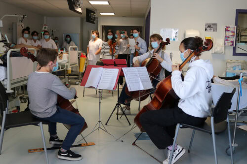 Musique « au pied du lit du patient : le retour des Violoncelles et violons » à l&rsquo;hôpital Bayonne 7 avril