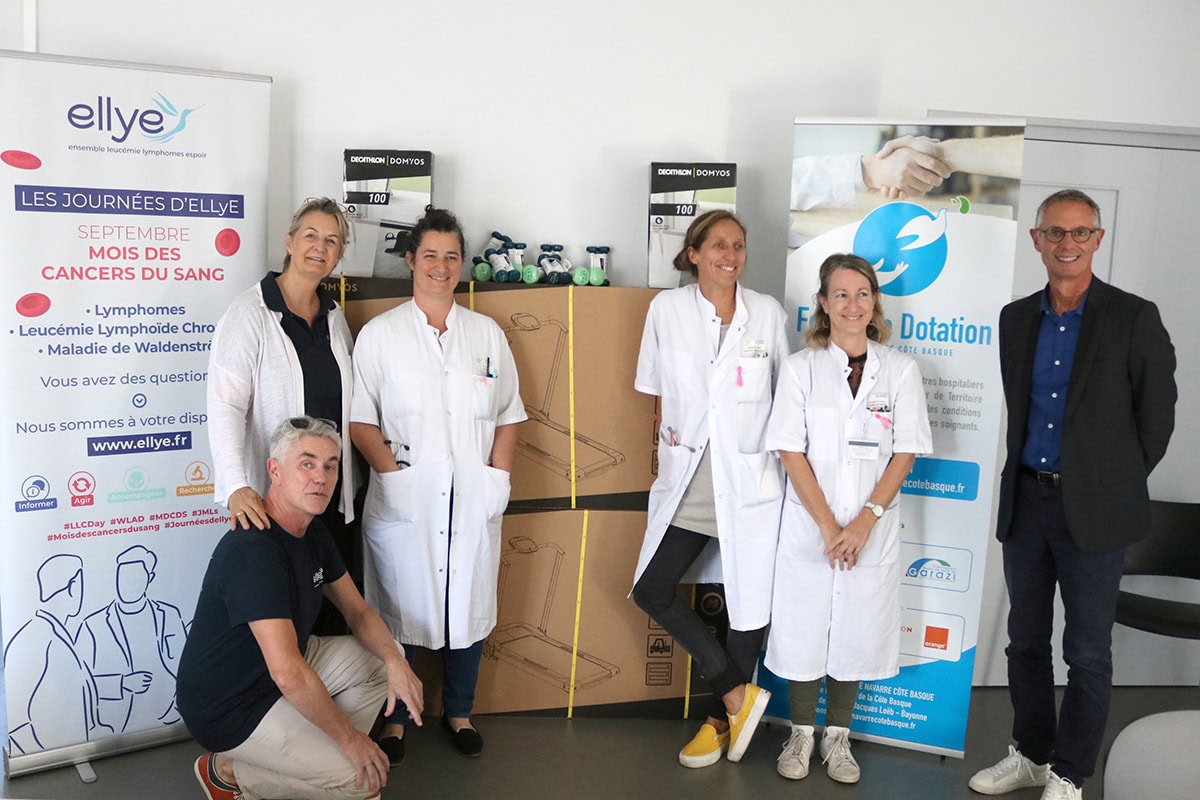 L’association Ellye remet du matériel de sport au service hématologie du Centre Hospitalier de la Côte Basque