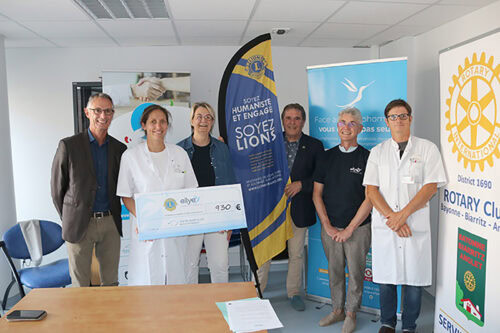 Remise de dons par l’association ELLYE – Ensemble Leucémie Lymphomes Espoir – au bénéfice des patients du service Oncologie/Hématologie du Centre Hospitalier de la Côte Basque.