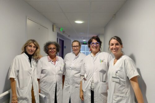 Prendre soin autrement : les soins de support en HDJ de médecine palliative