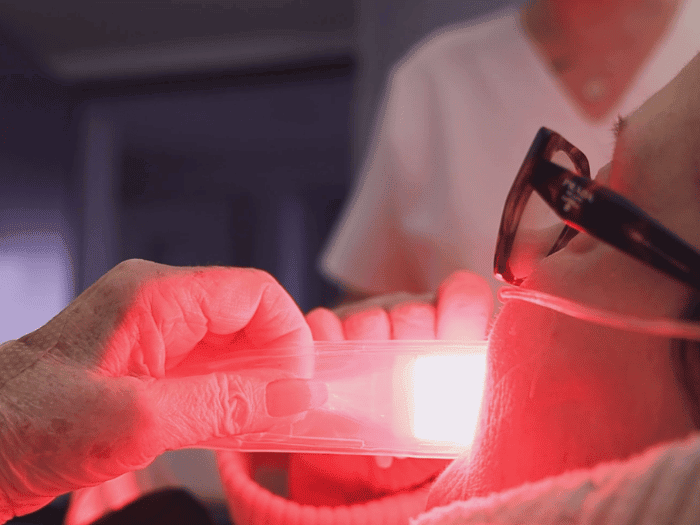 [VIDEO] Comment la photobiomodulation améliore la prise en charge et la qualité de vie des patients atteints de cancer